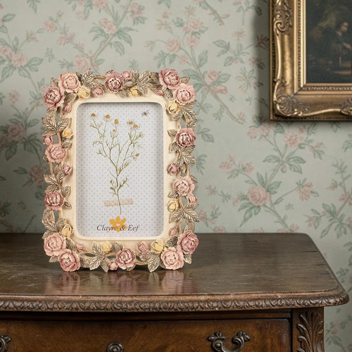 Cornice romantica con rose